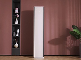 붉은 커튼 앞에 배치된 LG 휘센 타워에어컨